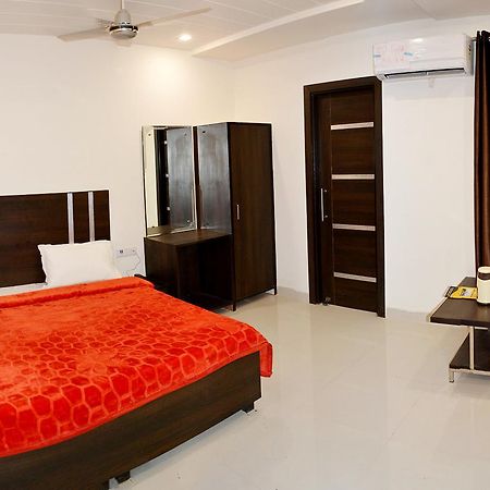 D C Vilas Agra  Luaran gambar