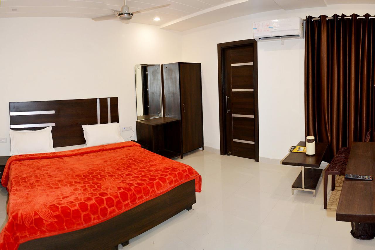 D C Vilas Agra  Luaran gambar